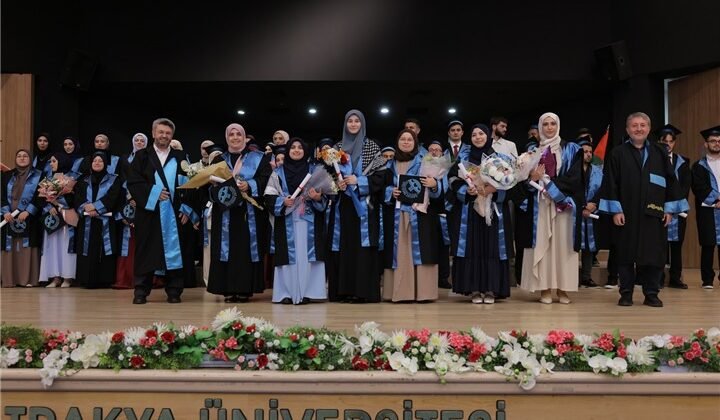 TÜ İlahiyat Fakültesi’nde mezuniyet heyecanı