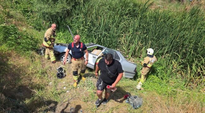 Dere yatağına devrilen otomobilde; 2 yaralı