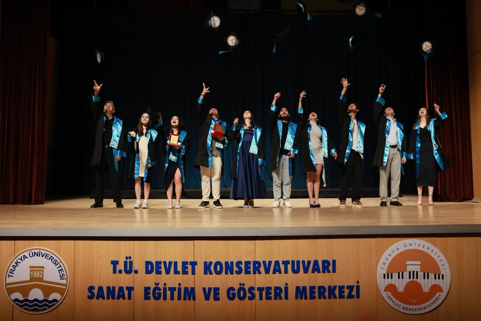Geçerli görselin alternatif metni yok. Dosya adı: konse-mezun.jpg