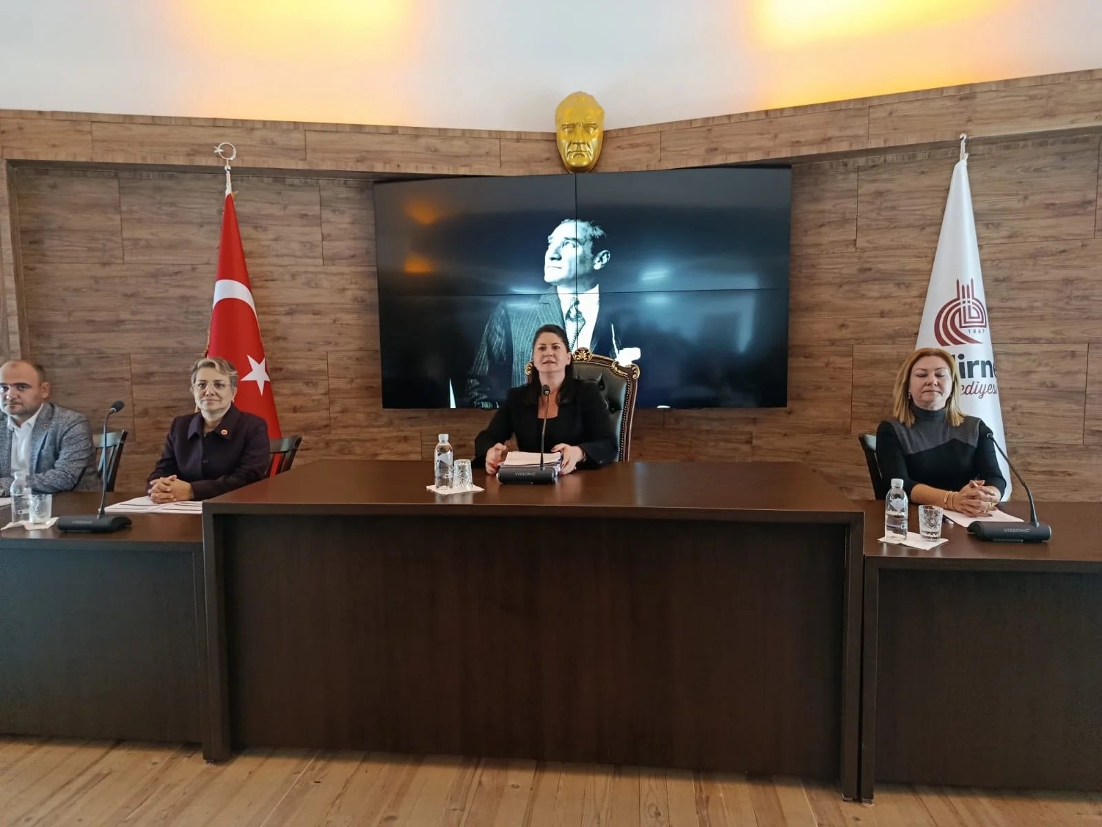 Geçerli görselin alternatif metni yok. Dosya adı: meclis.jpg