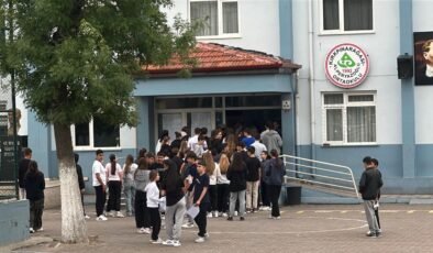 Öğrenci sınıfta, veli dışarıda ter döktü!
