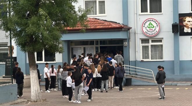Öğrenci sınıfta, veli dışarıda ter döktü!