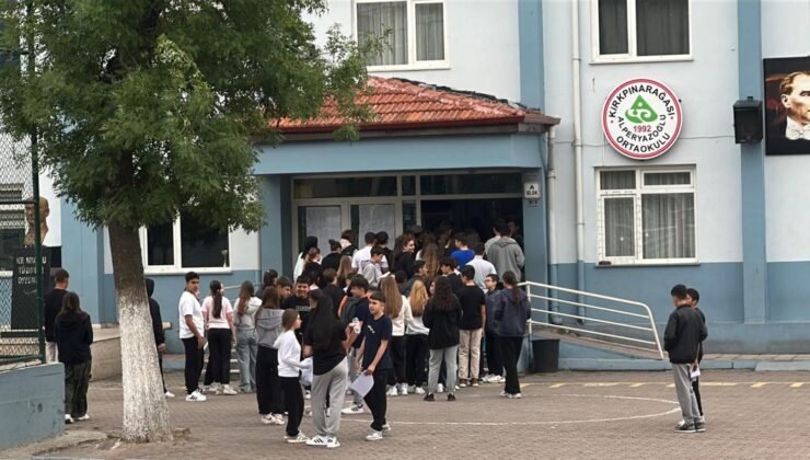 Öğrenci sınıfta, veli dışarıda ter döktü!