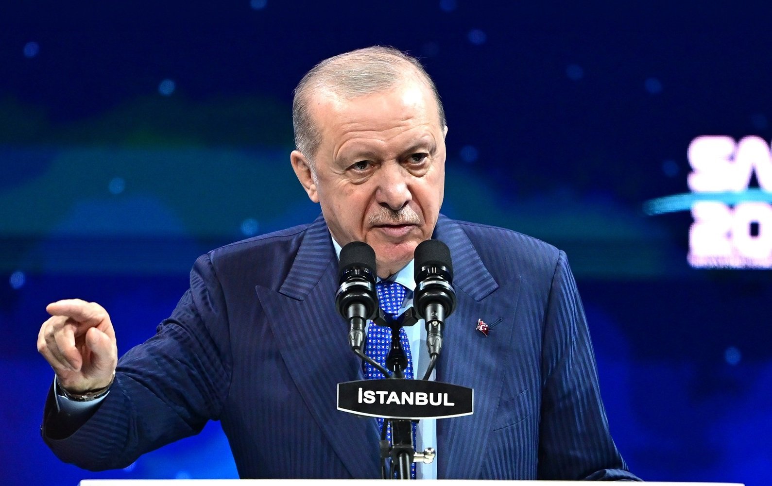 Geçerli görselin alternatif metni yok. Dosya adı: tayyip.jpg