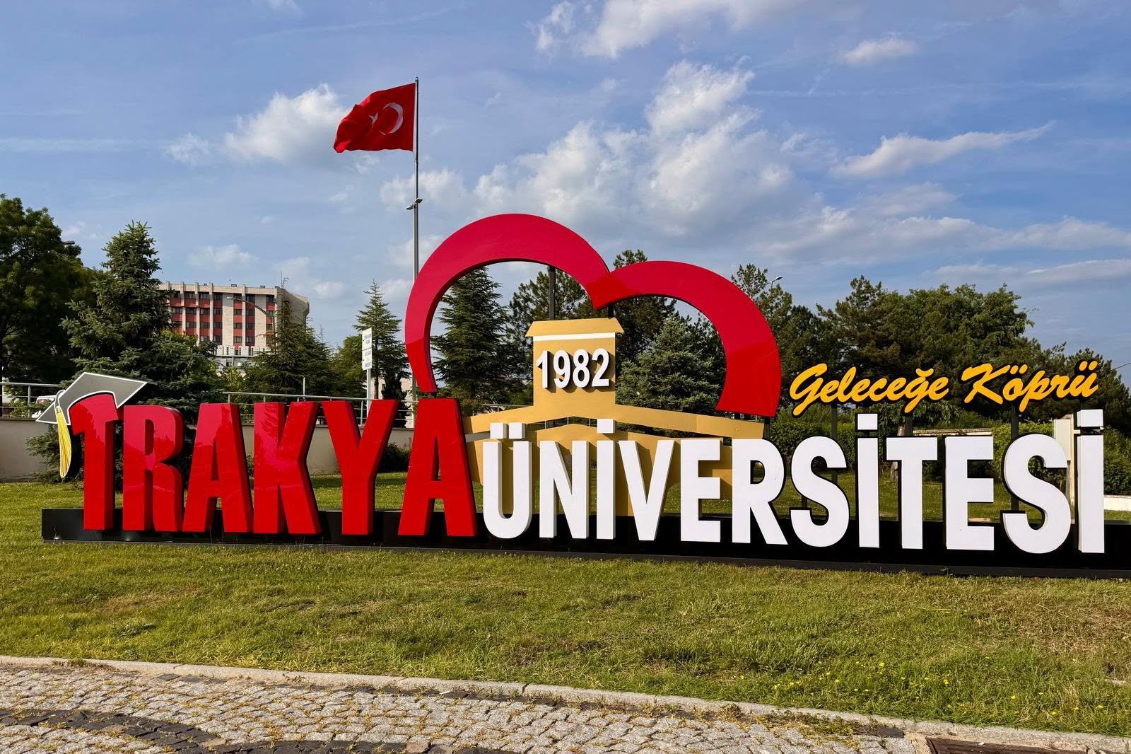 Geçerli görselin alternatif metni yok. Dosya adı: tu-foto.jpg