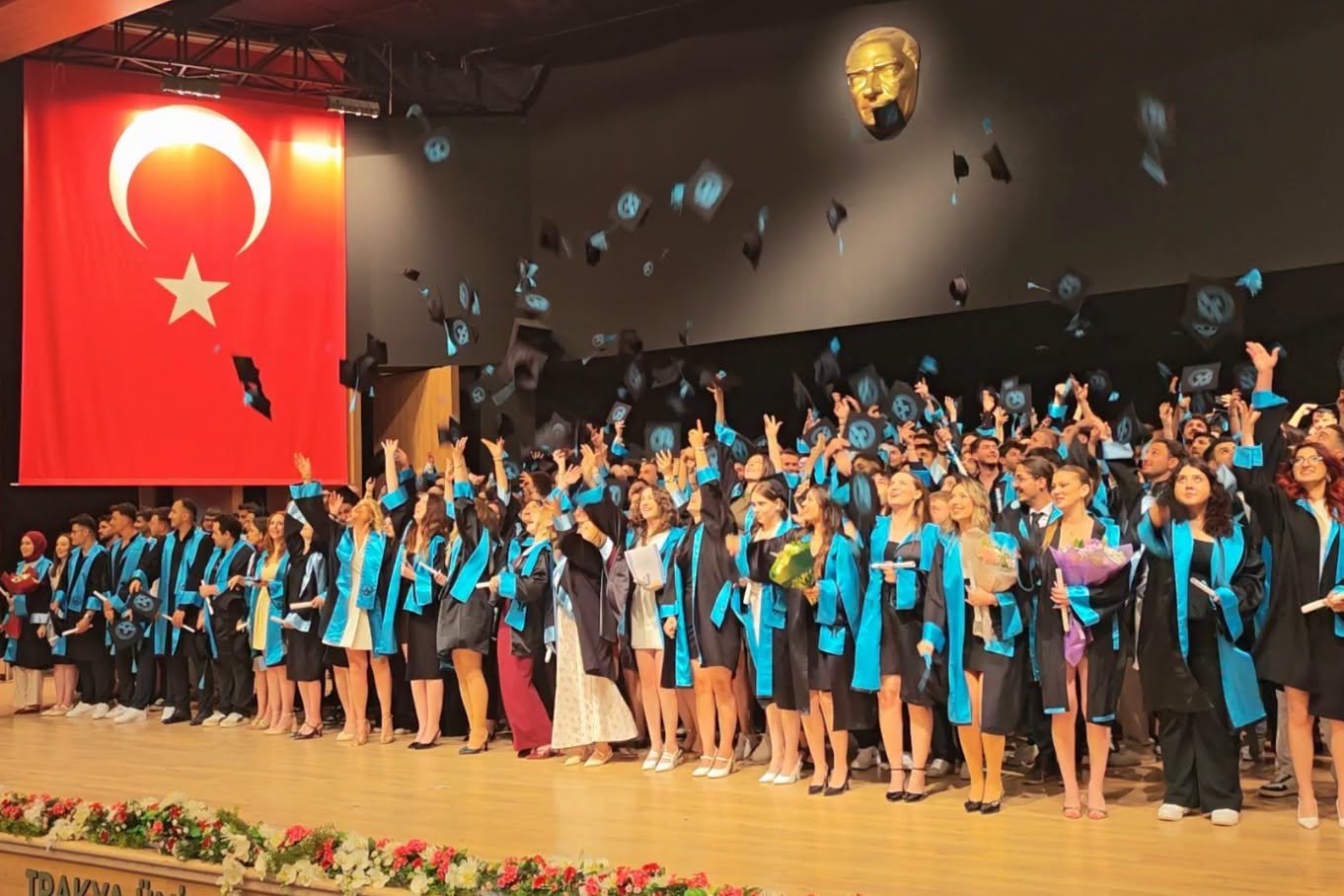 Geçerli görselin alternatif metni yok. Dosya adı: tu-mezun2-1.jpg