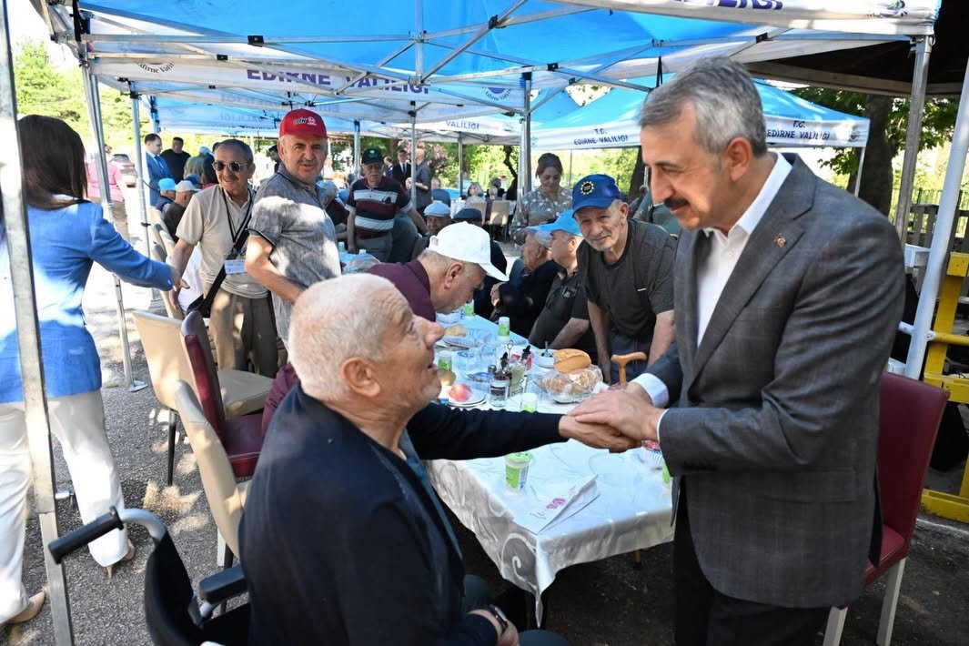 Geçerli görselin alternatif metni yok. Dosya adı: vali.jpg