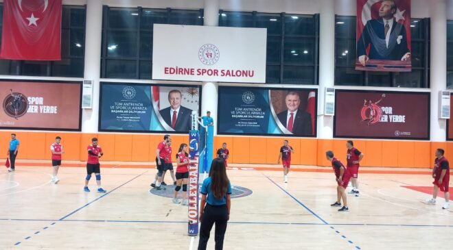 Voleybol turnuvasına 3 maçla devam