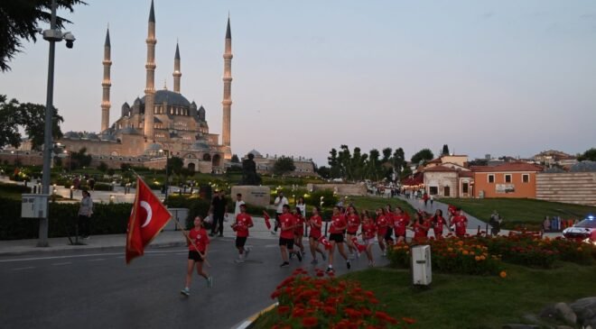 Atatürk Anıtı’na Sancak Koşusu