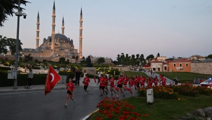 Atatürk Anıtı’na Sancak Koşusu