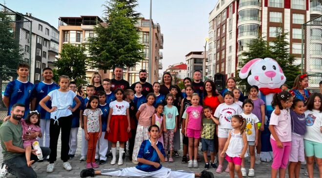 Çocuklar için el ele!