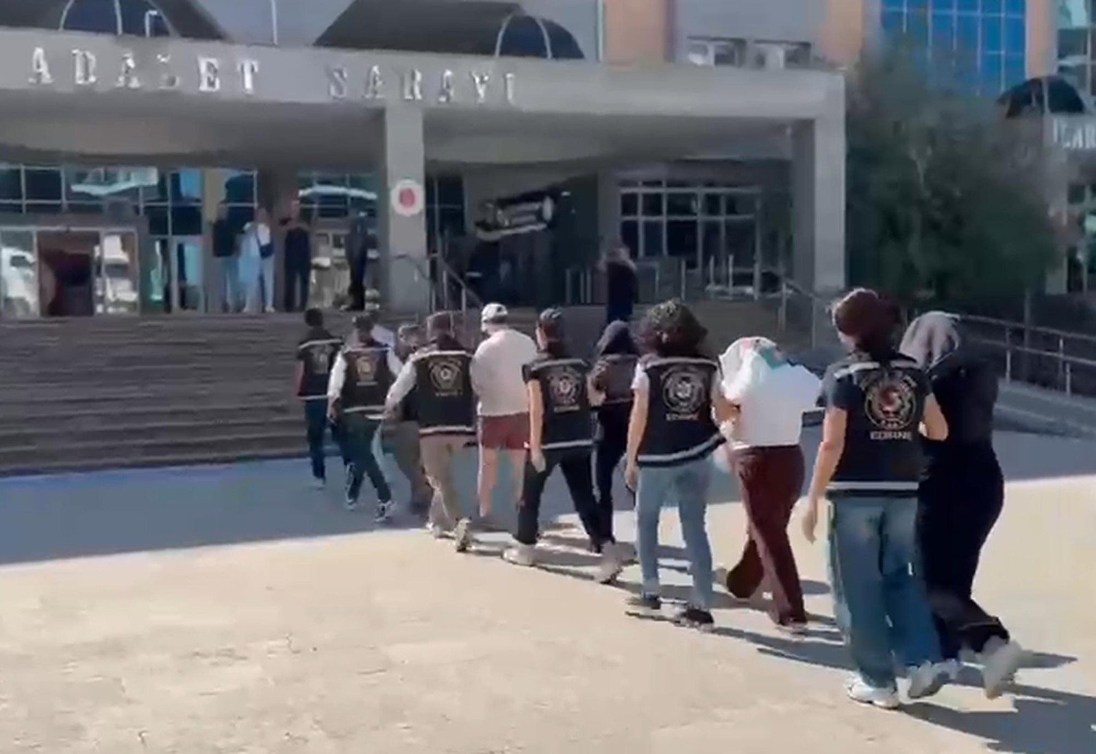Geçerli görselin alternatif metni yok. Dosya adı: fuhus.jpg