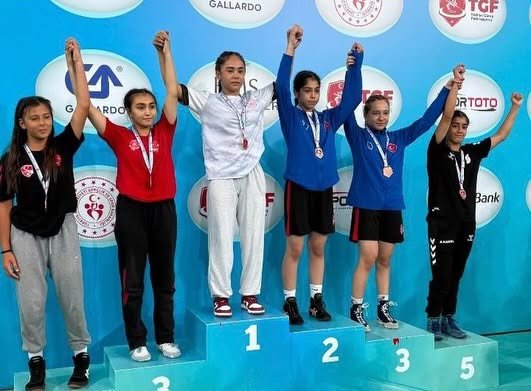 Gencan’dan başarılı güreşçilere kutlama