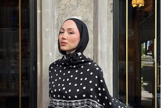 Siyah Şal: Her Kombinin Vazgeçilmez Tamamlayıcısı