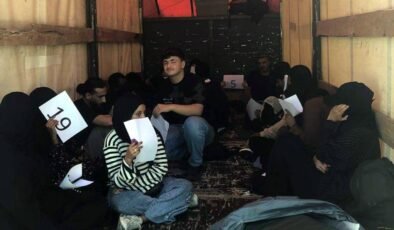 Kamyonet kasasında 20 kaçak göçmen!