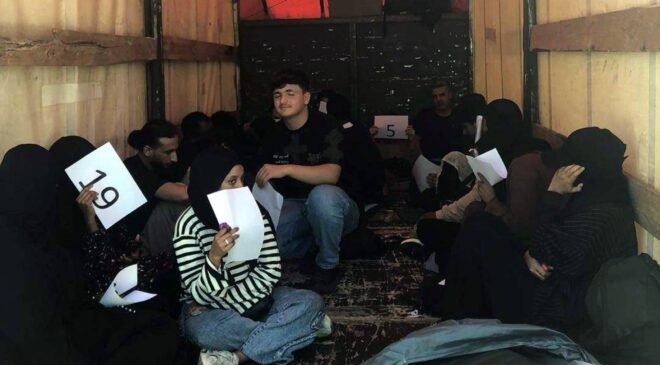 Kamyonet kasasında 20 kaçak göçmen!