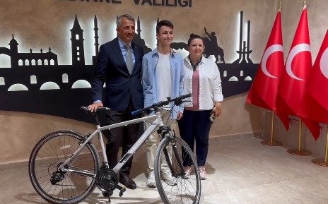 Aras’a Vali Sezer’den bisiklet