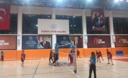 Voleybol turnuvasına 4 maçla devam
