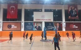 Voleybol turnuvasına 4 maçla devam