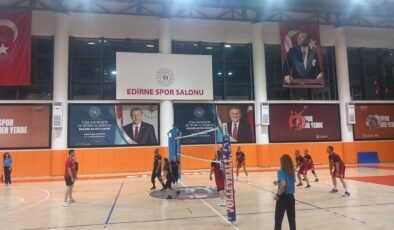 Voleybol turnuvasında grup maçları tamamlanıyor