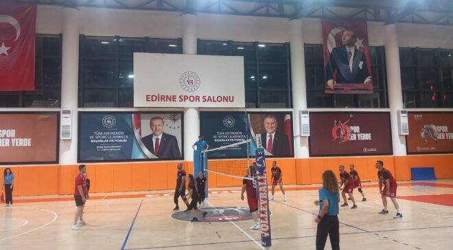 Voleybol turnuvasında grup maçları tamamlanıyor