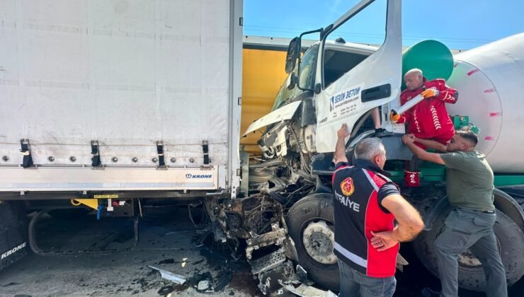 Direksiyon başında uyudu, 2 TIR’a çarptı!