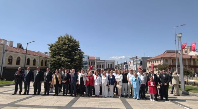 CHP’den anıtta tören