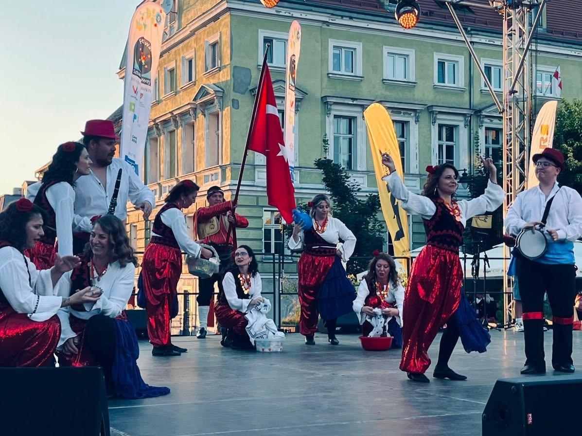 Geçerli görselin alternatif metni yok. Dosya adı: folklor.jpg