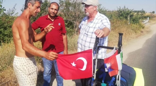 İtalya’dan Japonya’ya yürüyor