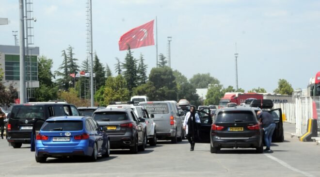 Sınırda 2,5 milyon gurbetçi hareketi!