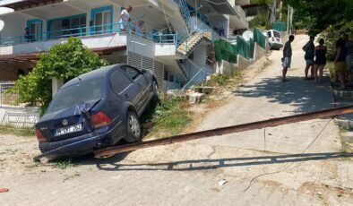 Elektrik direğine çarpıp balkona girdi!