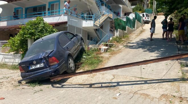 Elektrik direğine çarpıp balkona girdi!