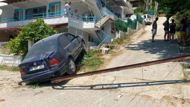 Elektrik direğine çarpıp balkona girdi!