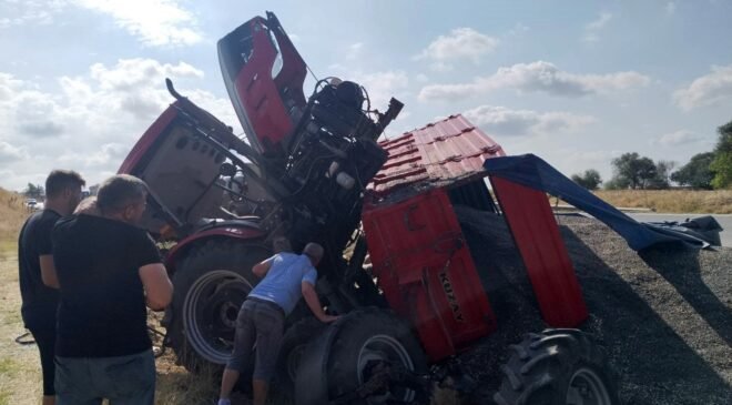 Ayçiçeği yüklü traktör devrildi; 1’i ağır 2 yaralı!
