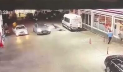 Tartıştığı iki kişiye otomobiliyle çarpıp kaçtı