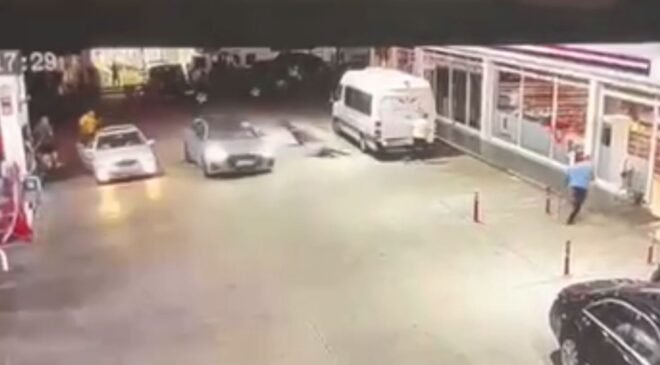 Tartıştığı iki kişiye otomobiliyle çarpıp kaçtı