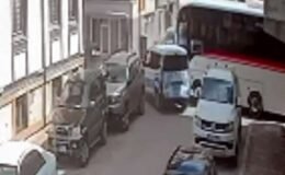 Yolcu midibüsüyle polis aracı çarpıştı!