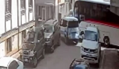 Yolcu midibüsüyle polis aracı çarpıştı!