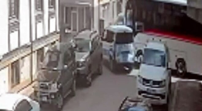 Yolcu midibüsüyle polis aracı çarpıştı!