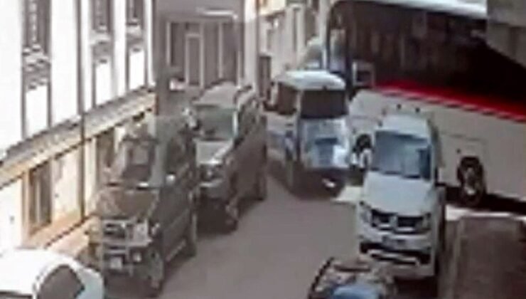 Yolcu midibüsüyle polis aracı çarpıştı!