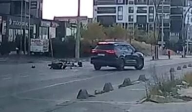 Motosiklet otomobille çarpıştı; 2 yaralı