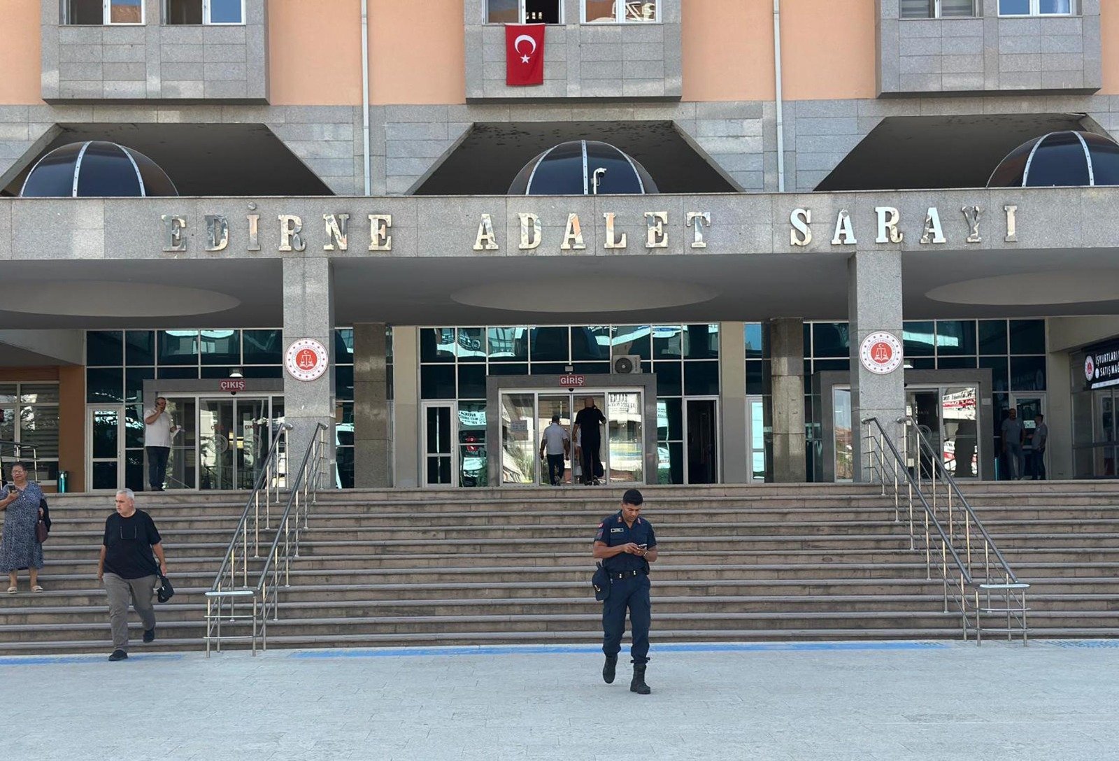 Geçerli görselin alternatif metni yok. Dosya adı: adliye.jpg