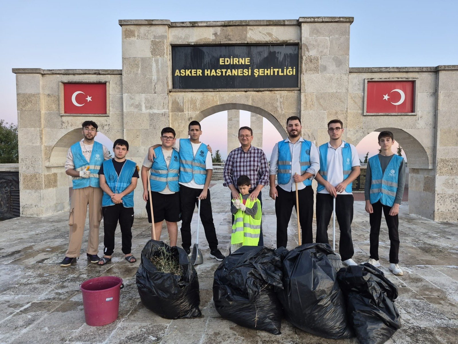 Geçerli görselin alternatif metni yok. Dosya adı: agd-sehitlik.jpg