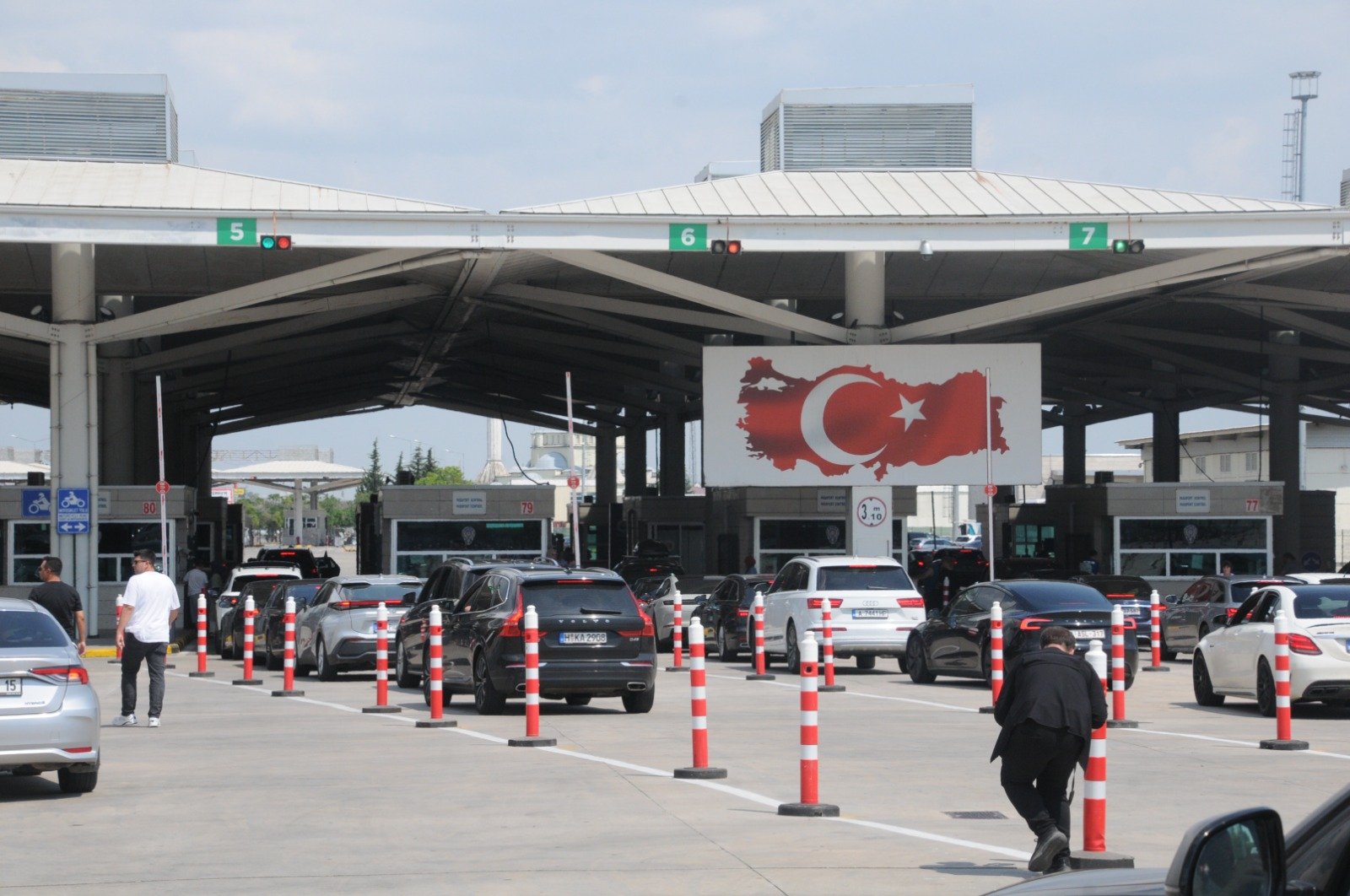 Geçerli görselin alternatif metni yok. Dosya adı: akp-kapikule-6.jpeg