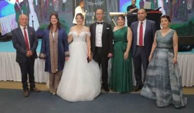 Salonda düğün, fuayede memleket