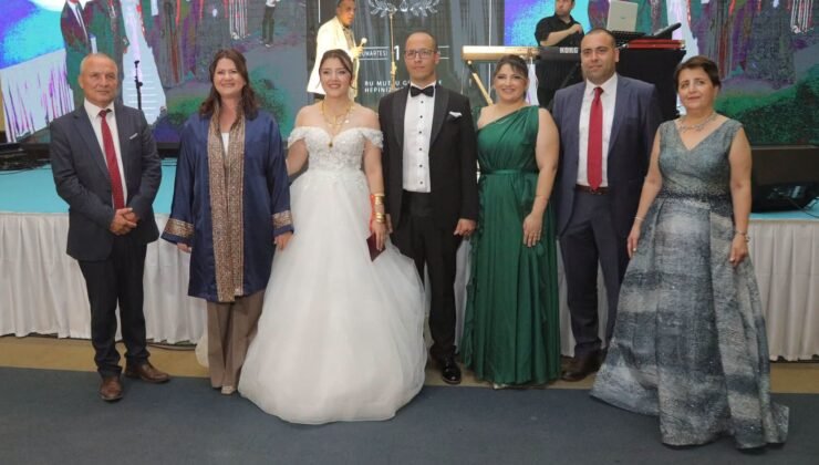 Salonda düğün, fuayede memleket