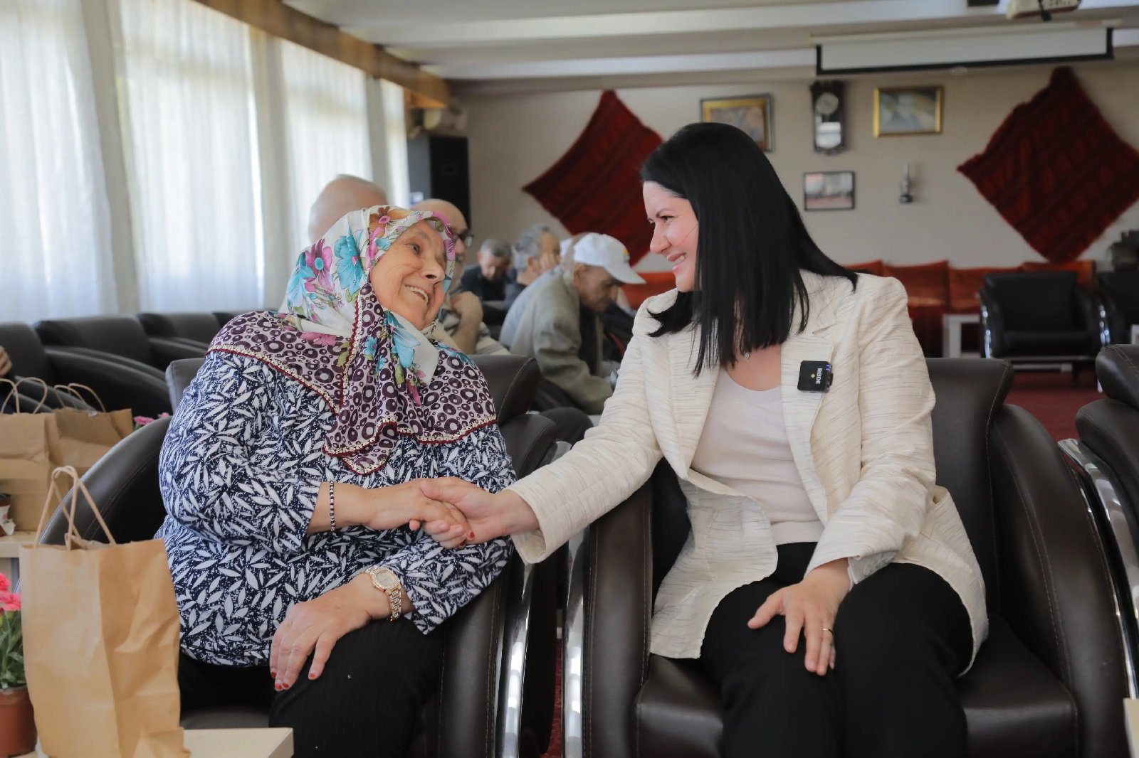 Geçerli görselin alternatif metni yok. Dosya adı: gencan-yaslilar.jpg