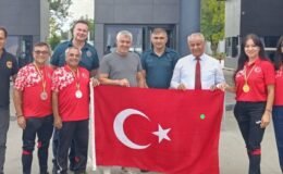 Şampiyonlar sınırda bayrakla karşılandı