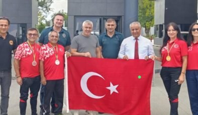 Şampiyonlar sınırda bayrakla karşılandı