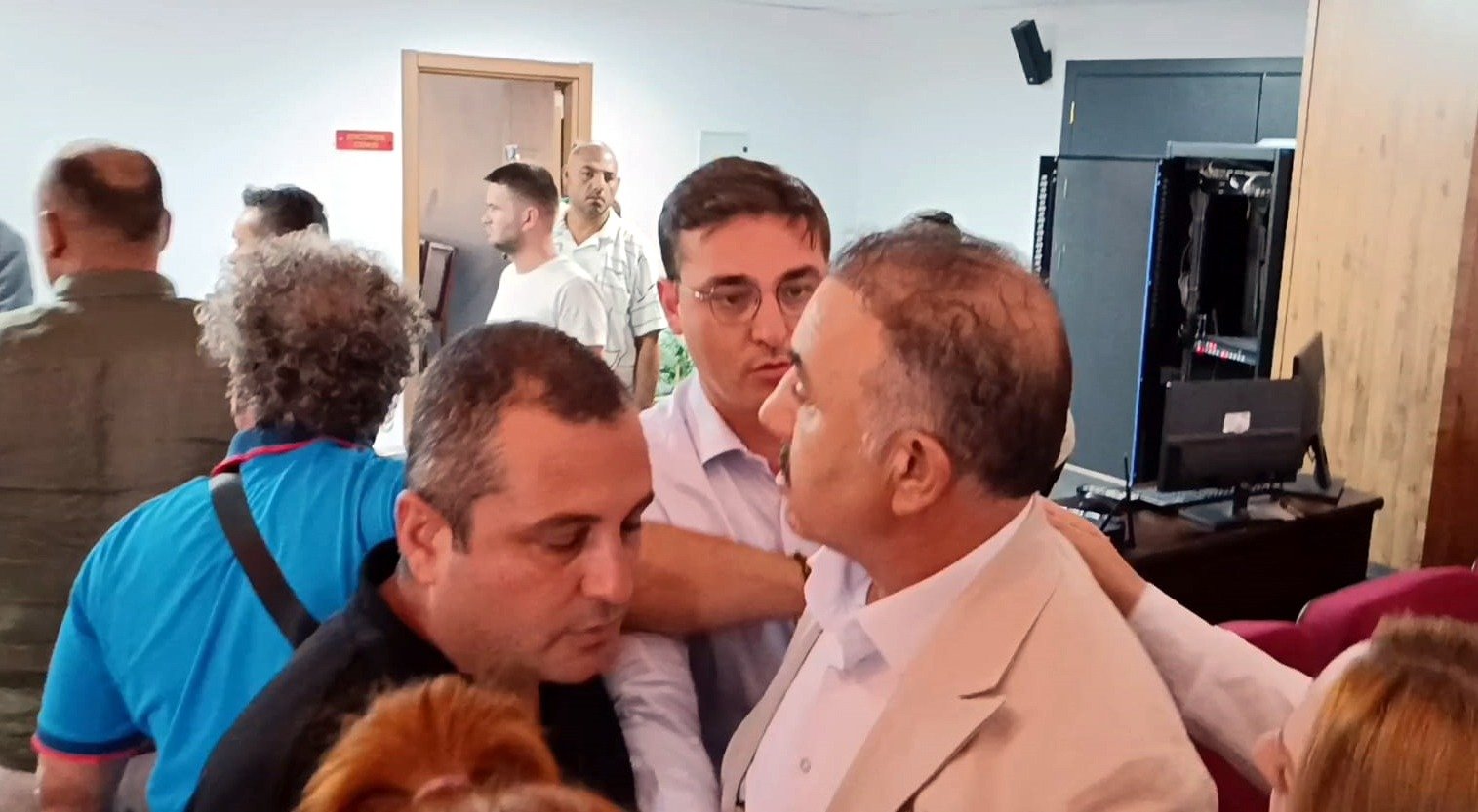 Geçerli görselin alternatif metni yok. Dosya adı: meclis-kavga-5.jpeg